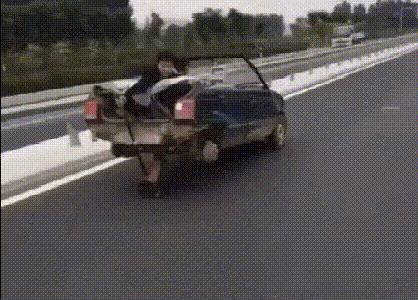 太有意思了,女朋友不屑一顾的表情很到位