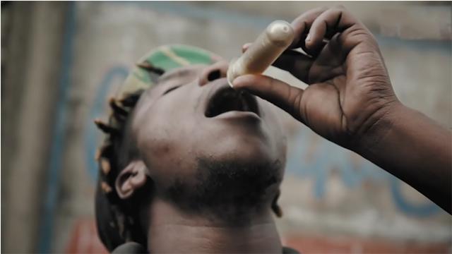 津巴布韦人为什么爱喝止咳糖浆,津巴布韦的少年都迷上了止咳糖浆