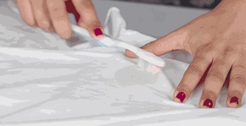 白衣服不小心染上了污渍怎么办,白衣服弄脏了怎么洗才能洗干净