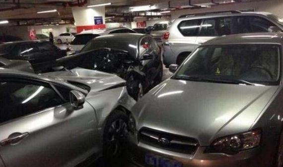 蹭了违章停车的车怎么处理,车辆被蹭了车主跑了咋办