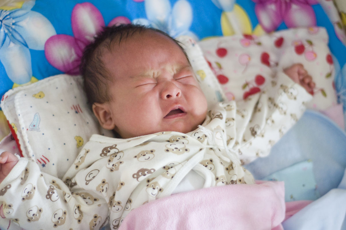 新生儿哭闹是饿的厉害吗,除了哭怎么判断新生儿饿了