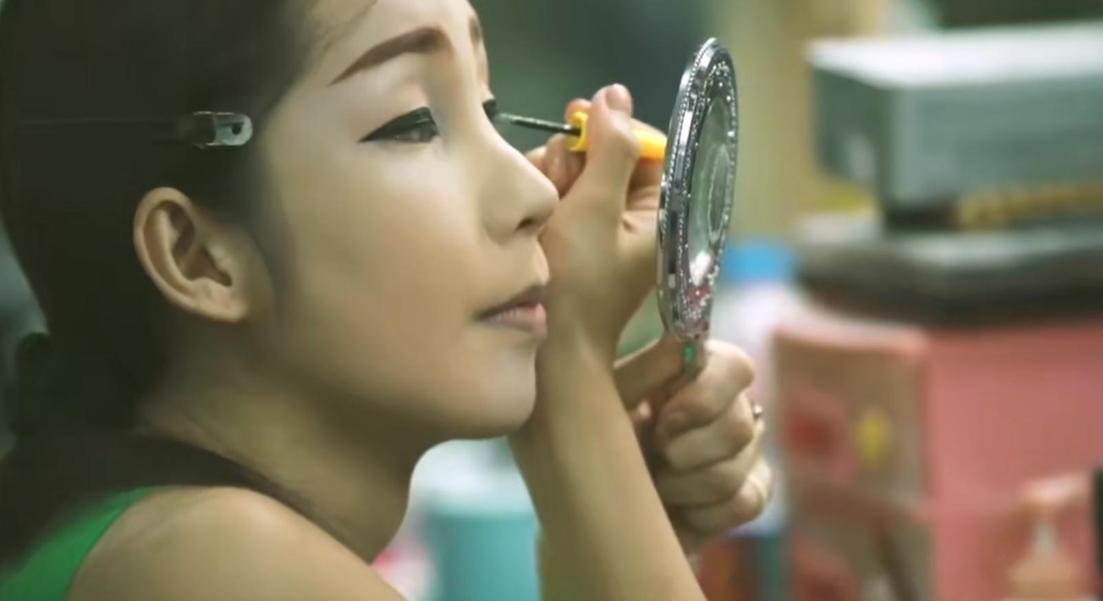 扒开「人妖」不为人知的一面，站街下海，都是心酸