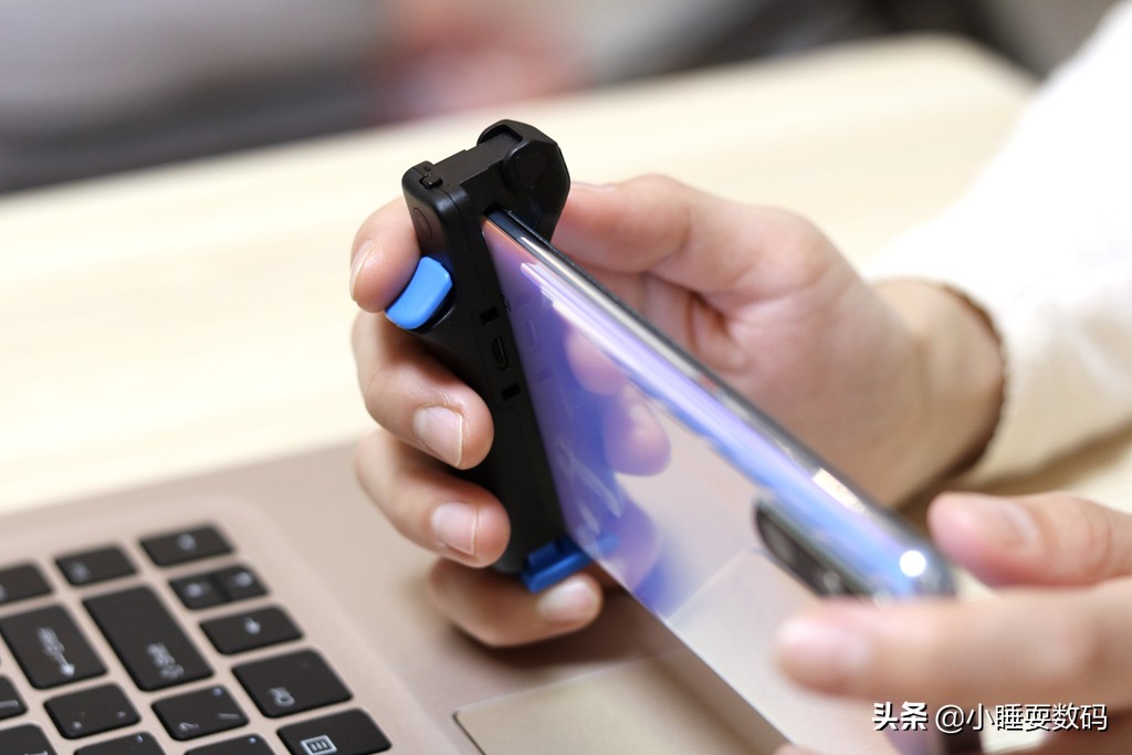 吃鸡手游怎么玩四指操作,吃鸡手机身法最好的五指操作