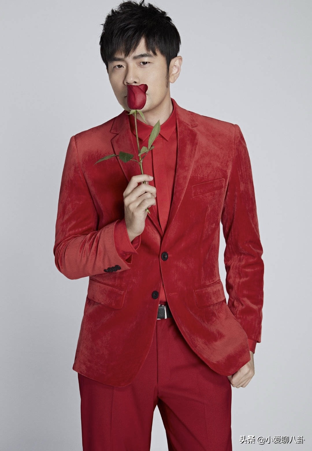 杰伦帮粉丝遛狗,请粉丝小学生吃饭