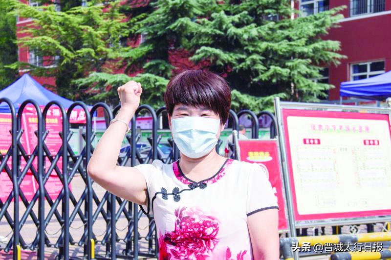 考场外的家长们,考场外泪目瞬间