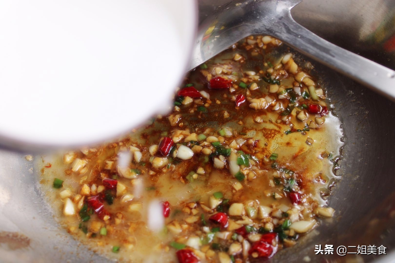 想炖豆腐不容易碎,有人说切大块,有人说加盐,错!教您正确做法