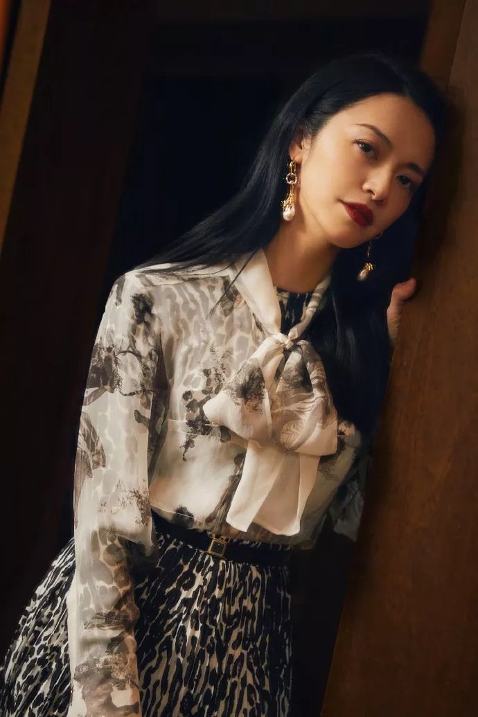 姚晨又把衬衫穿出高级范,姚晨穿紫色衬衫内搭黑色吊带裙