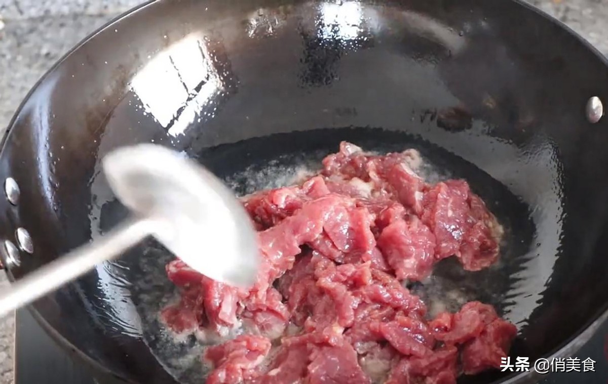 炒牛肉可以先用开水把牛肉煮吗,炒牛肉的牛肉是要横切还是要竖切