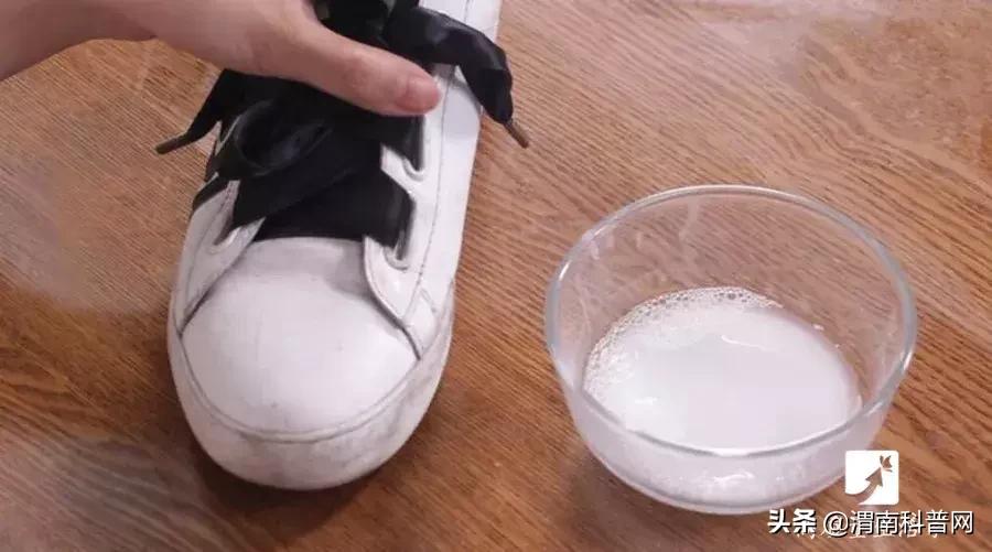 白鞋前面挤脚怎么处理,白鞋顶脚挤脚怎么办