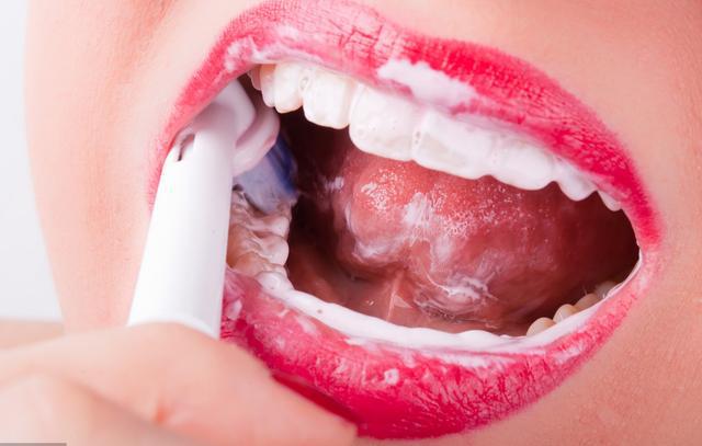 怎样正确刷牙去除口臭,怎么刷牙才能正确去除口臭