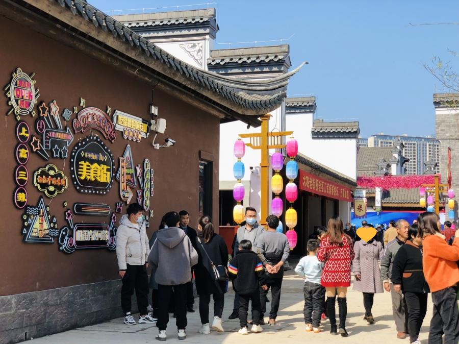 人潮涌动年味十足,人潮很汹涌