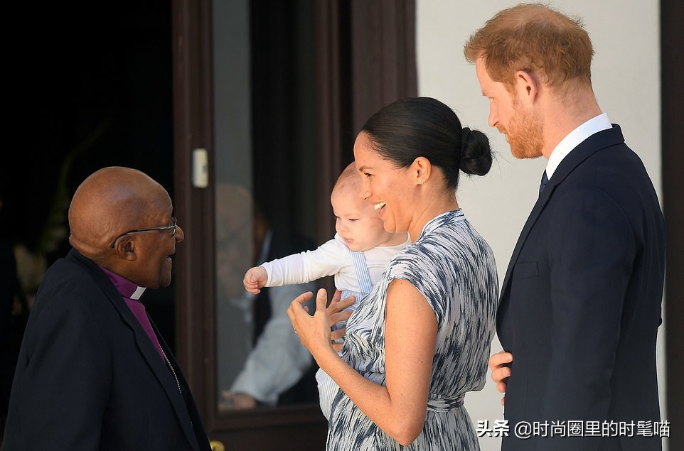 梅根身着绿裙清新靓丽,哈里王子梅根穿衣搭配