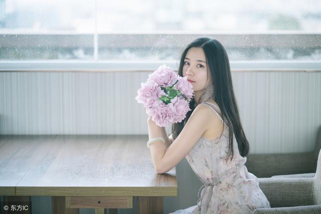 小说：如果你同桌小萝莉，喜欢闻一闻自己脚臭不臭怎么办？爆料吧