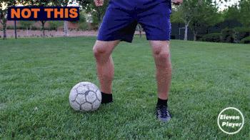 足球基本知识和球性,足球基本功训练拉球绕过另一条腿