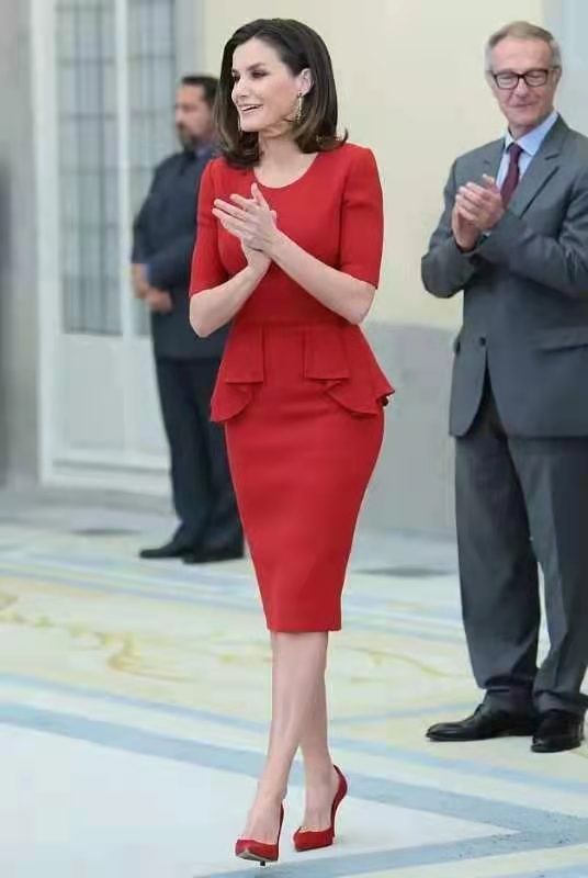 西班牙王后白色小西装配蓝色伞裙,西班牙王后穿黑条西装