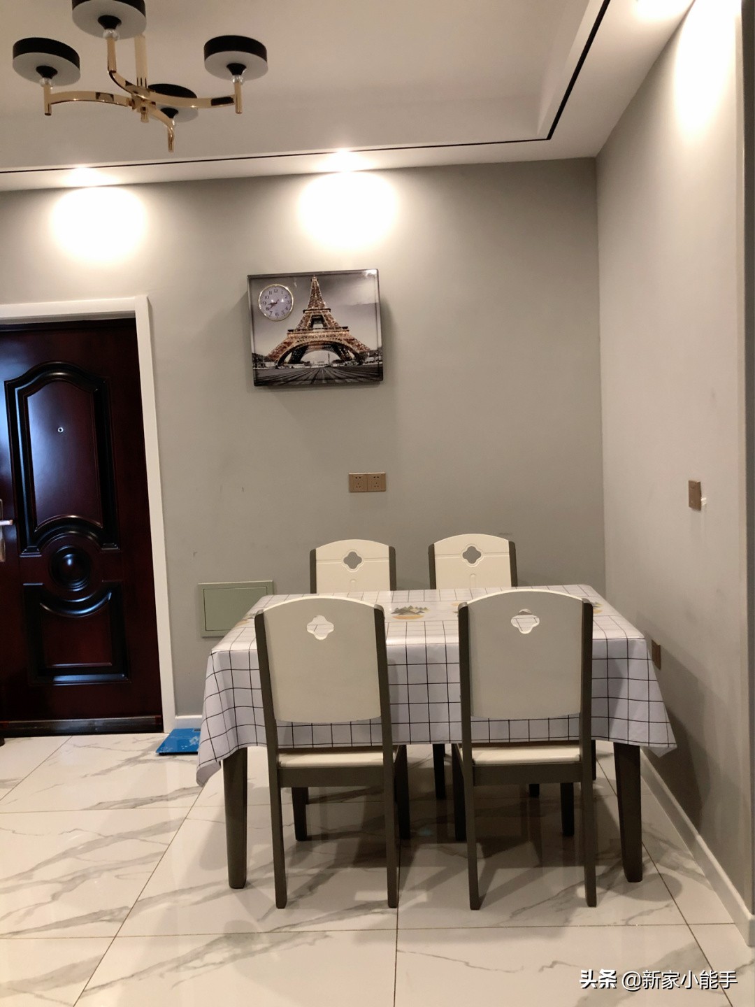 阳台一端打榻榻米,阳台隔一间房子做榻榻米