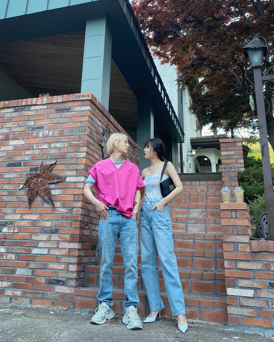 金泫雅和男朋友情侣装造型，想当街亲泫雅？果然韩国“狗粮”更香