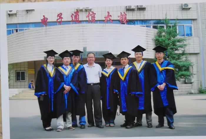 小孩在学校打足球,小孩在踢足球比赛