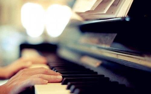 弹钢琴手腕拱起怎么纠正,弹钢琴手腕晃手指塌怎么纠正