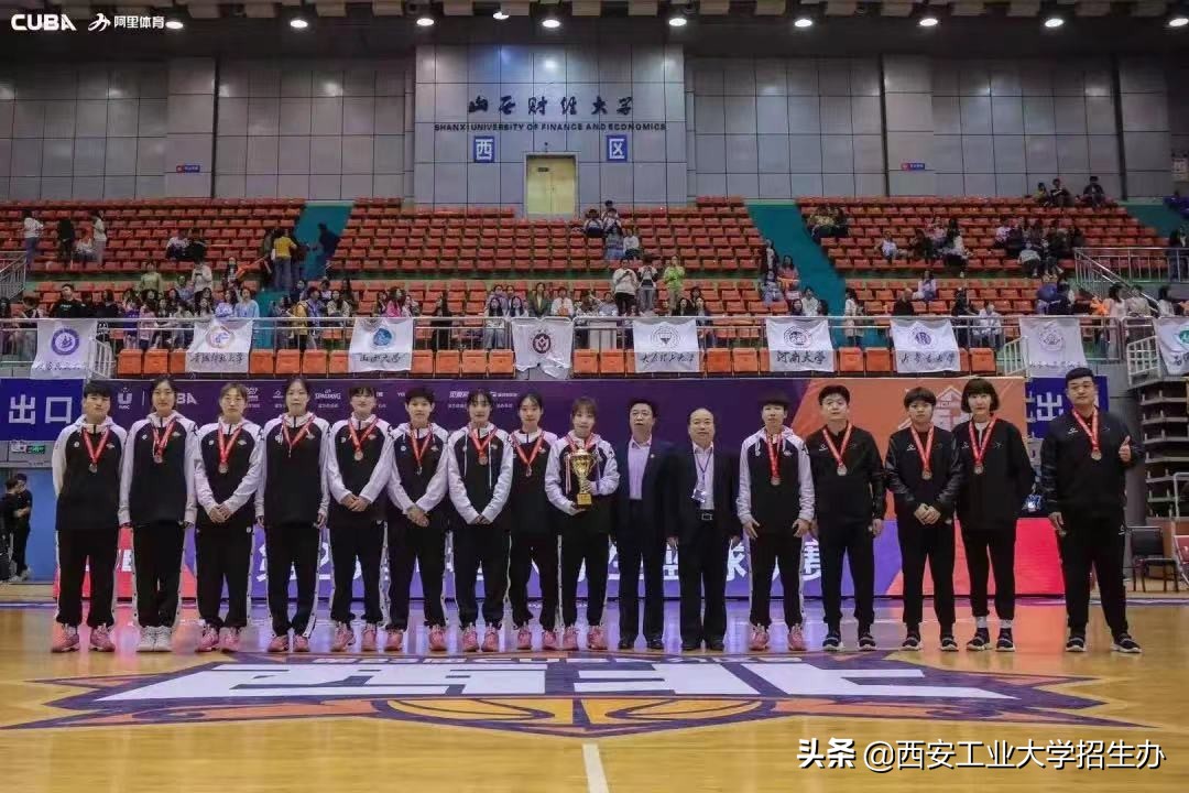 大比分落后,主力崴脚下场!西安工大女篮强势逆袭,战胜对手