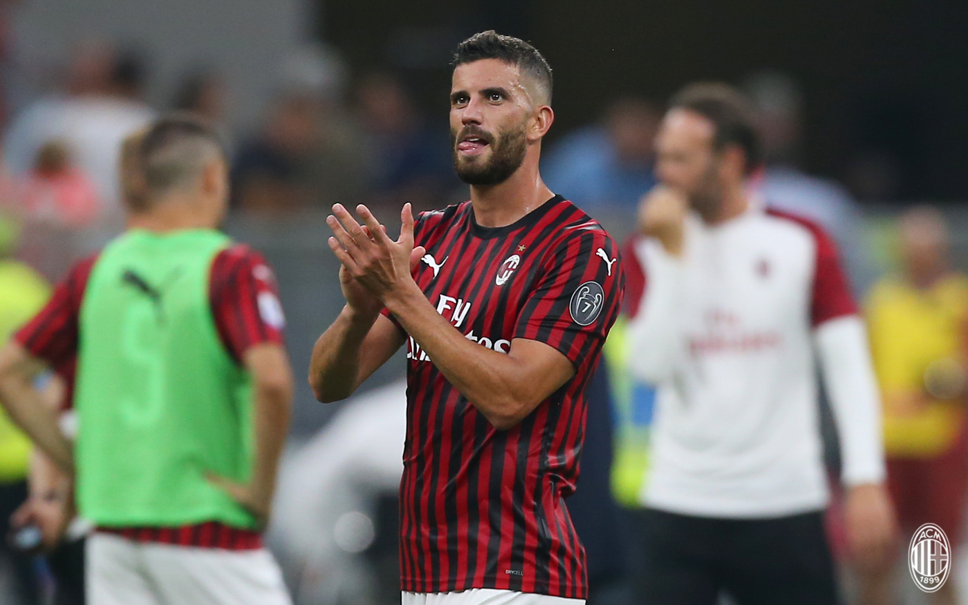 身披白衣铠甲的战士,身披红色铠甲的战士们