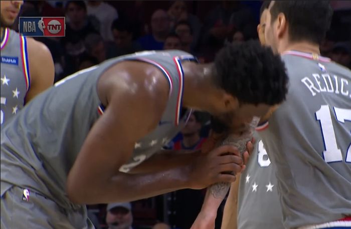 球场冲突拿东西砸人,篮球冲突拿板凳砸人