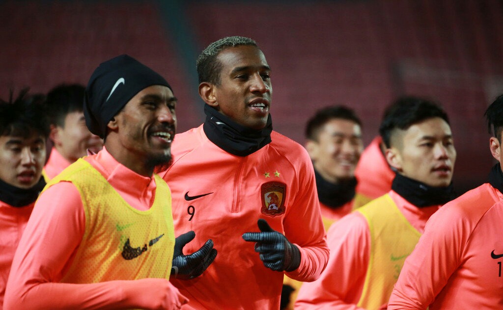 恒大冬季训练足球服,张琳芃保利尼奥