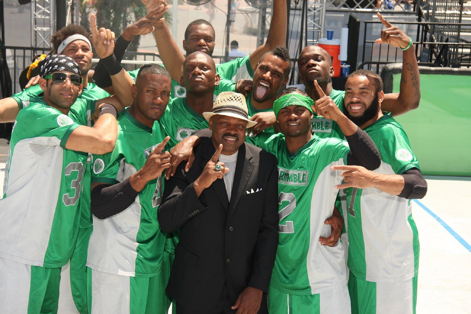 迈克尔乔丹第2冠表演时刻,迈克尔乔丹惊世一投庆祝