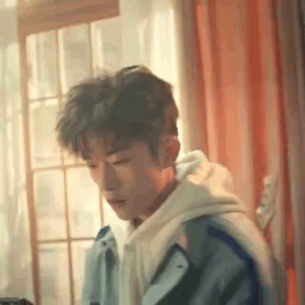 秋冬季节卫衣单穿有些冷，加件外套一起穿，舒适时尚又有范儿