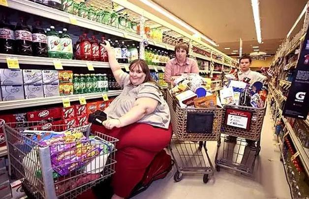 被博士丈夫喂到1450斤,破世界记录的女子,生二胎后现状如何?