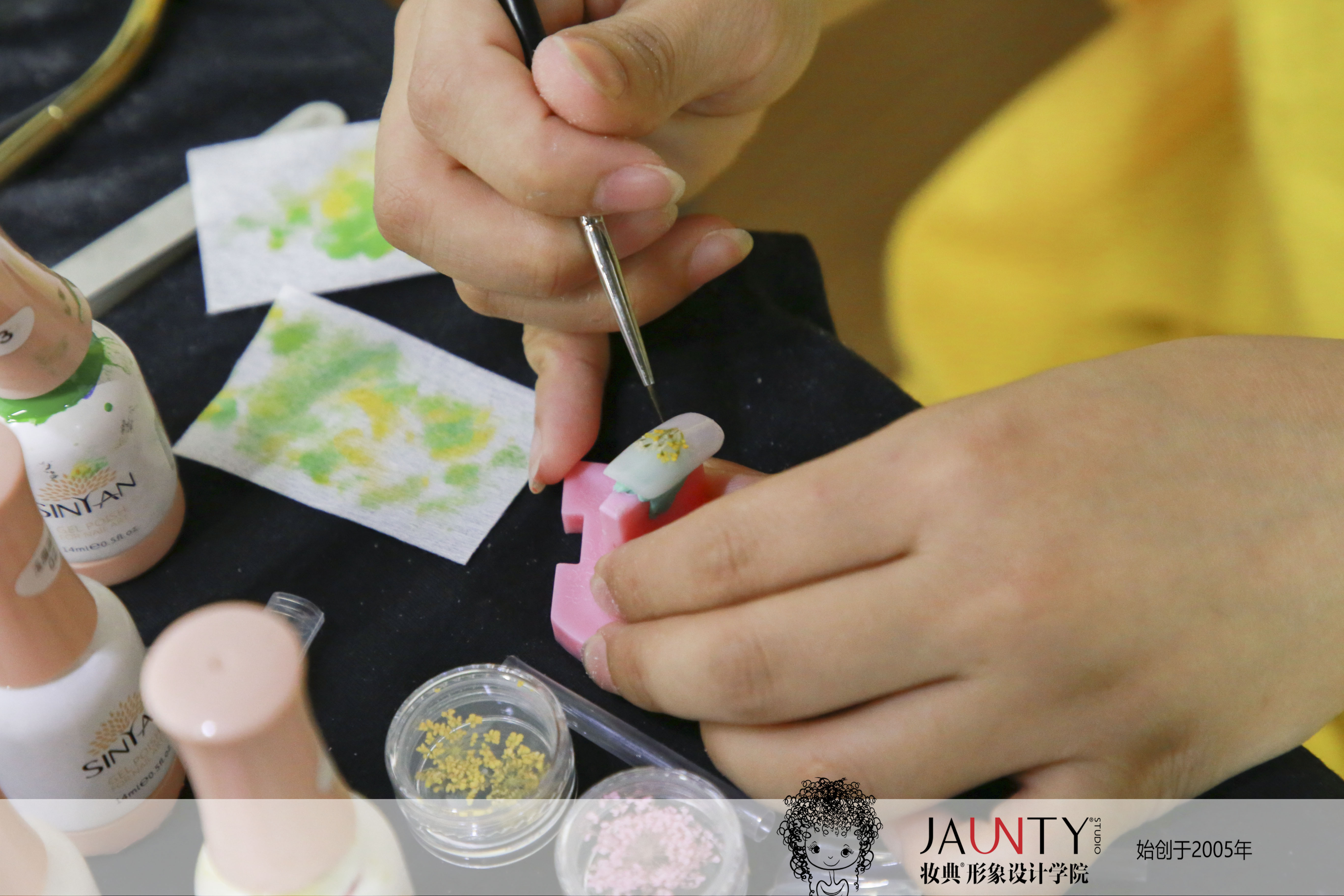 学美甲最难的是什么?想成为专业美甲师，需要学习多长时间?