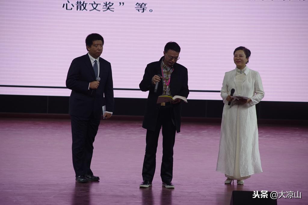 2018西昌邛海“丝绸之路”国际诗歌节首场朗诵会上主持人王明青惊艳全场今晚还可看她主持听她朗诵