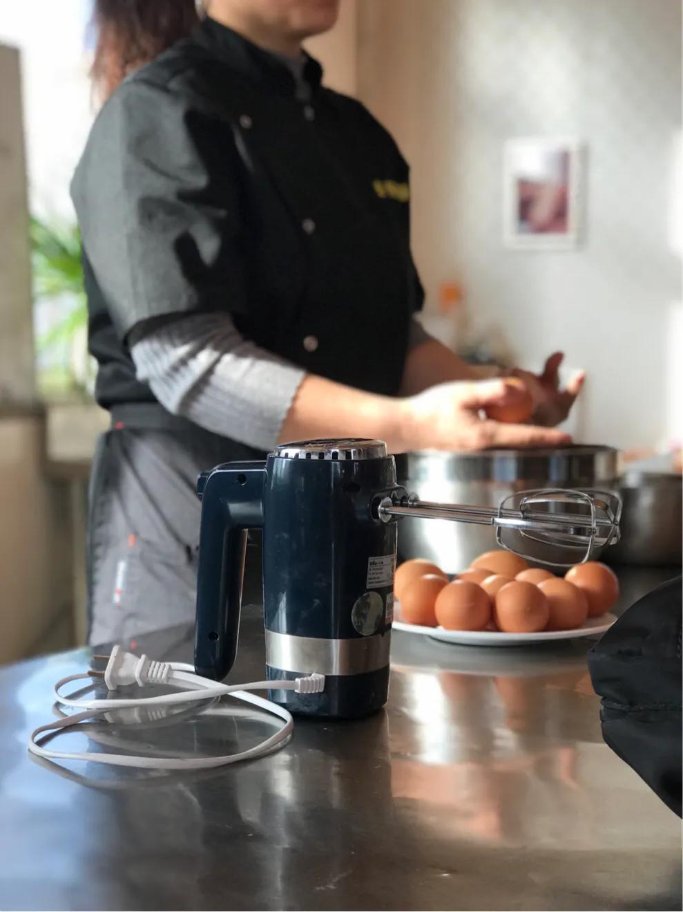 如何自制戚风蛋糕卷,草莓酱戚风蛋糕卷做法烤箱