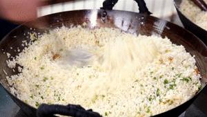 粒粒晶莹的“油炒饭”|新配方,老味道,这样的蛋炒饭你吃出回忆了吗?