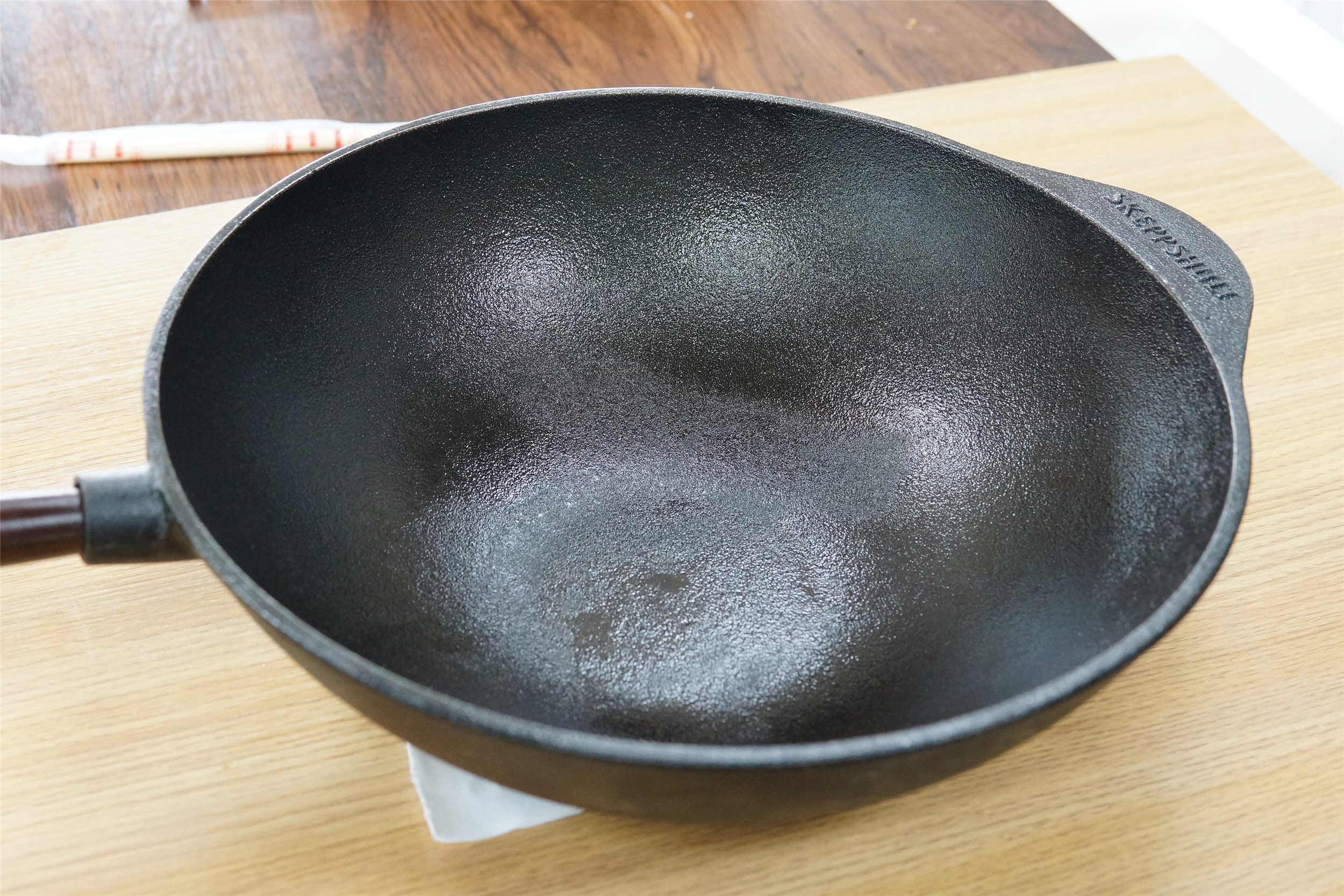 铁锅免开锅买回来怎么用,铁锅买来千万不要直接炒菜