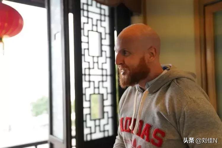 长着外国脸,足球教练教有天赋小朋友踢球