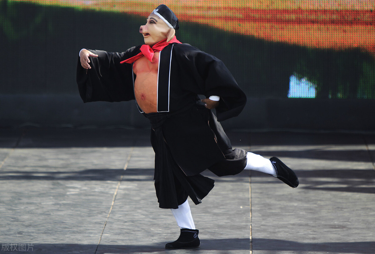 猪八戒踢足球,猪八戒踢足球图片