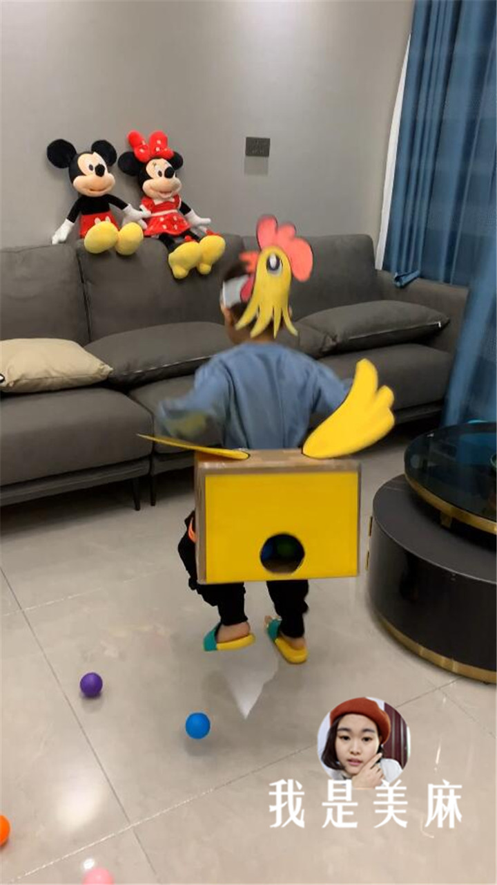 爸爸用快递纸箱做个大公鸡，孩子不停地跳来跳去，就像下蛋一样