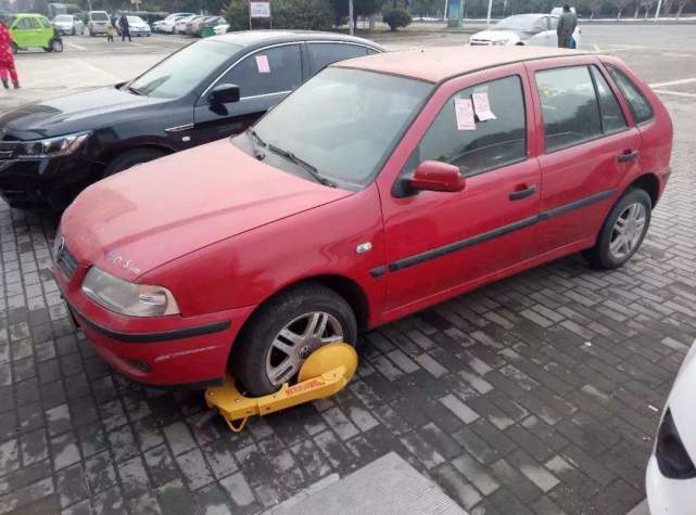 反锁车内如何自救,被反锁车里如何开