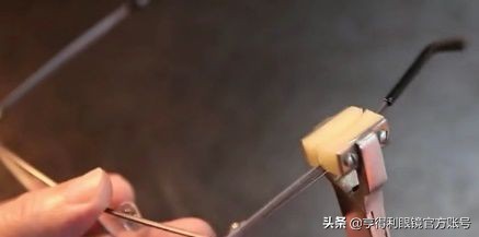 新眼镜戴着晕怎样调整镜架,别低头眼镜会掉图片