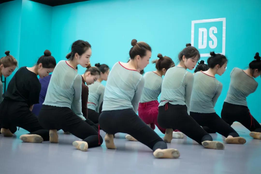 怎样练成舞蹈生同款大长腿？舞蹈生私藏秘诀公布，快练起来