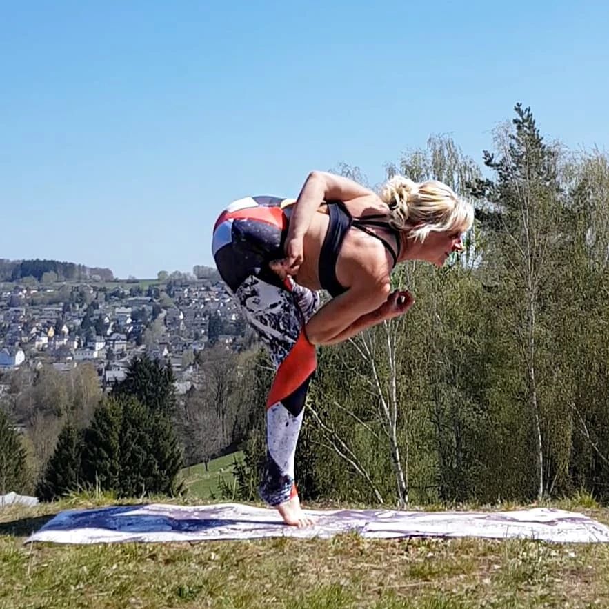 赵雅芝黑色裙穿搭,赵雅芝黑色大衣内搭