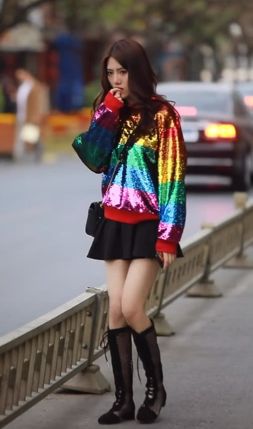 小姐姐为了防止脚出汗,穿了双“*袜丝**靴”火了,凹出一双筷子腿!