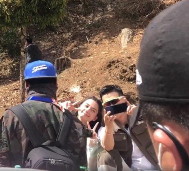 曝何超莲和窦骁,何超莲与窦骁雪山玩摔跤