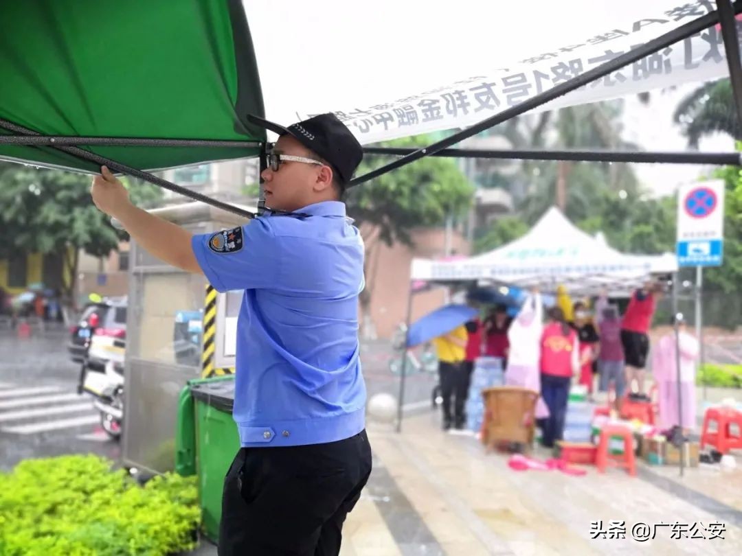 抗疫一线工作者冒着大雪坚守一线,致敬高温下的抗疫战