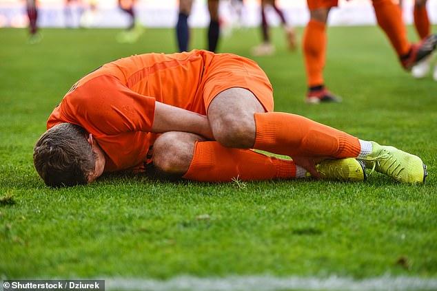 法球员因赛事争执被对方一口咬住*体下**,网友戏谑:爱情来得太突然