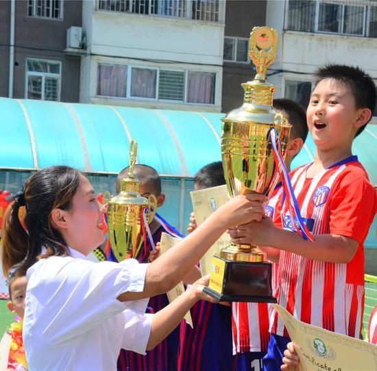 沃德兰·东大幼儿园易城园“沃沃足球赛”圆满落幕小球员诠释“体育精神”