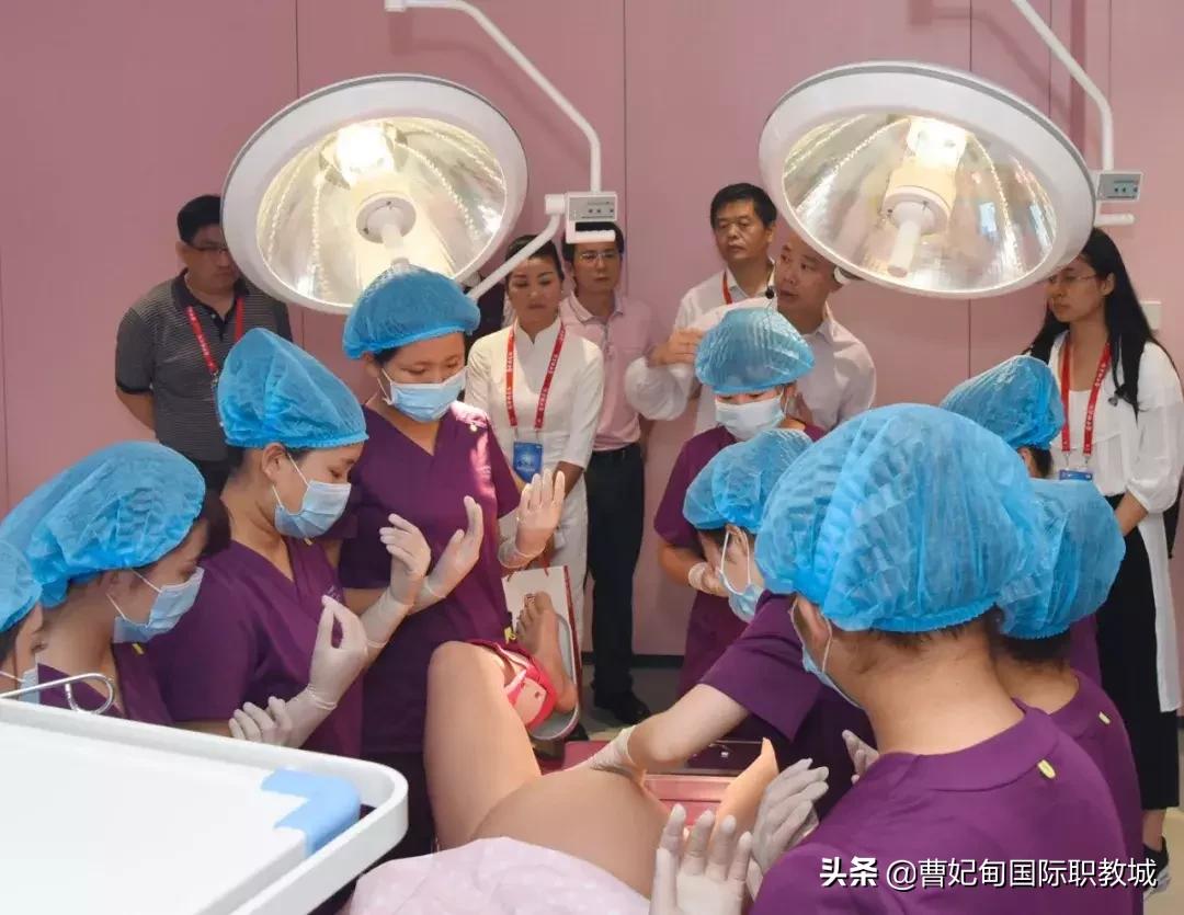 让我们走近白衣天使,走近白衣天使听听他们的心声