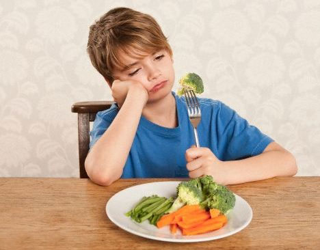 孩子不吃饭只让喂饭才吃怎么办,小孩子不自觉吃饭要喂怎么教育