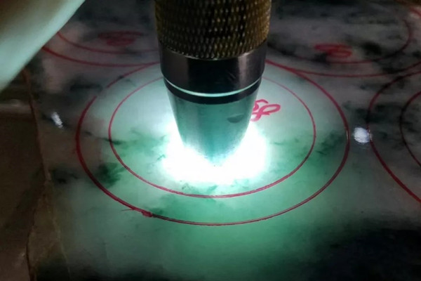 木那翡翠原石切开,这块翡翠原石能切出什么